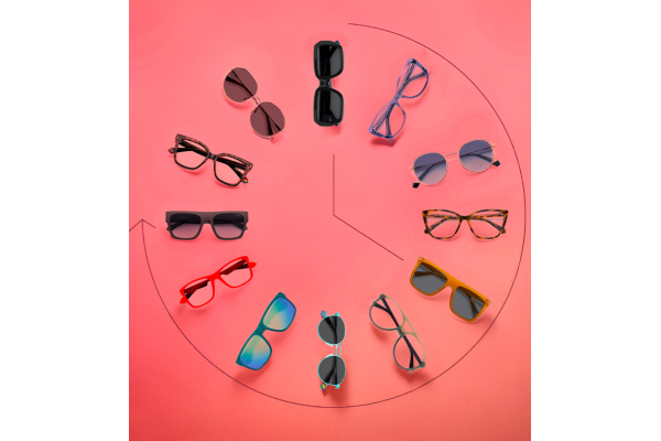 1960-ті роки. РОКИ КРЕАТИВУ. Стиль, що захищає та підкорює світ.  Polaroid Eyewear  утверджується як глобальний лідер, здатний поєднувати інновації з «поп»-покликанням.  Ексклюзивні сонцезахисні окуляри з оправами Windsor стають іконою 1960-х років,   а P